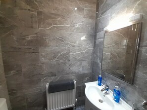 Dusj, hårføner, bidé og håndklær