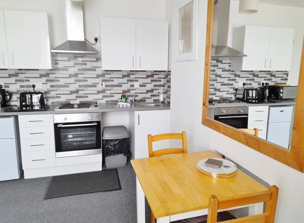 Mikrobølgeovn, ovn og kokeplater