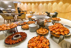 Un buffet proposant une variété de pâtisseries et de desserts.