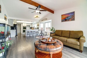 TV, fireplace, books - Pet-Friendly Home w/ Hot Tub! 6 Mi to Dtwn Reno (Reno)