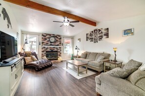 TV, fireplace, books - Pet-Friendly Home w/ Hot Tub! 6 Mi to Dtwn Reno (Reno)