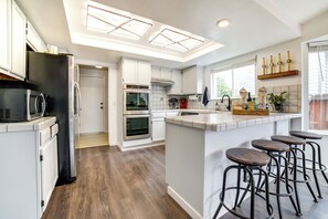 Kühlschrank, Mikrowelle, Herdplatte, Geschirrspüler