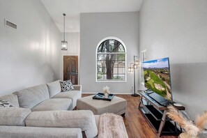 Una televisión, videojuegos, un futbolín