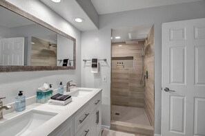 Combined shower/tub, hair dryer, towels