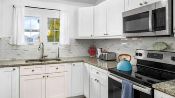 Een koelkast, een microgolfoven, een oven, een kookplaat