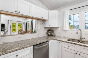 Fridge, microwave, oven, stovetop - Great Reviews, Walk 2 Beach -Private Retreat- Pool (Turks and Caicos Islands)