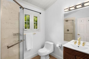 Ensemble douche/baignoire, sèche-cheveux