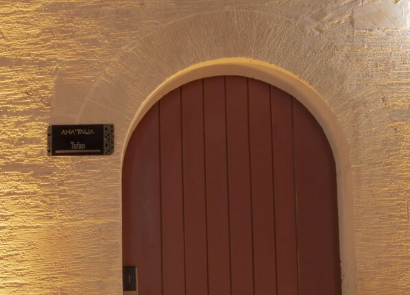 Una puerta con un letrero encima que dice "ANA'TALIA Tufan".