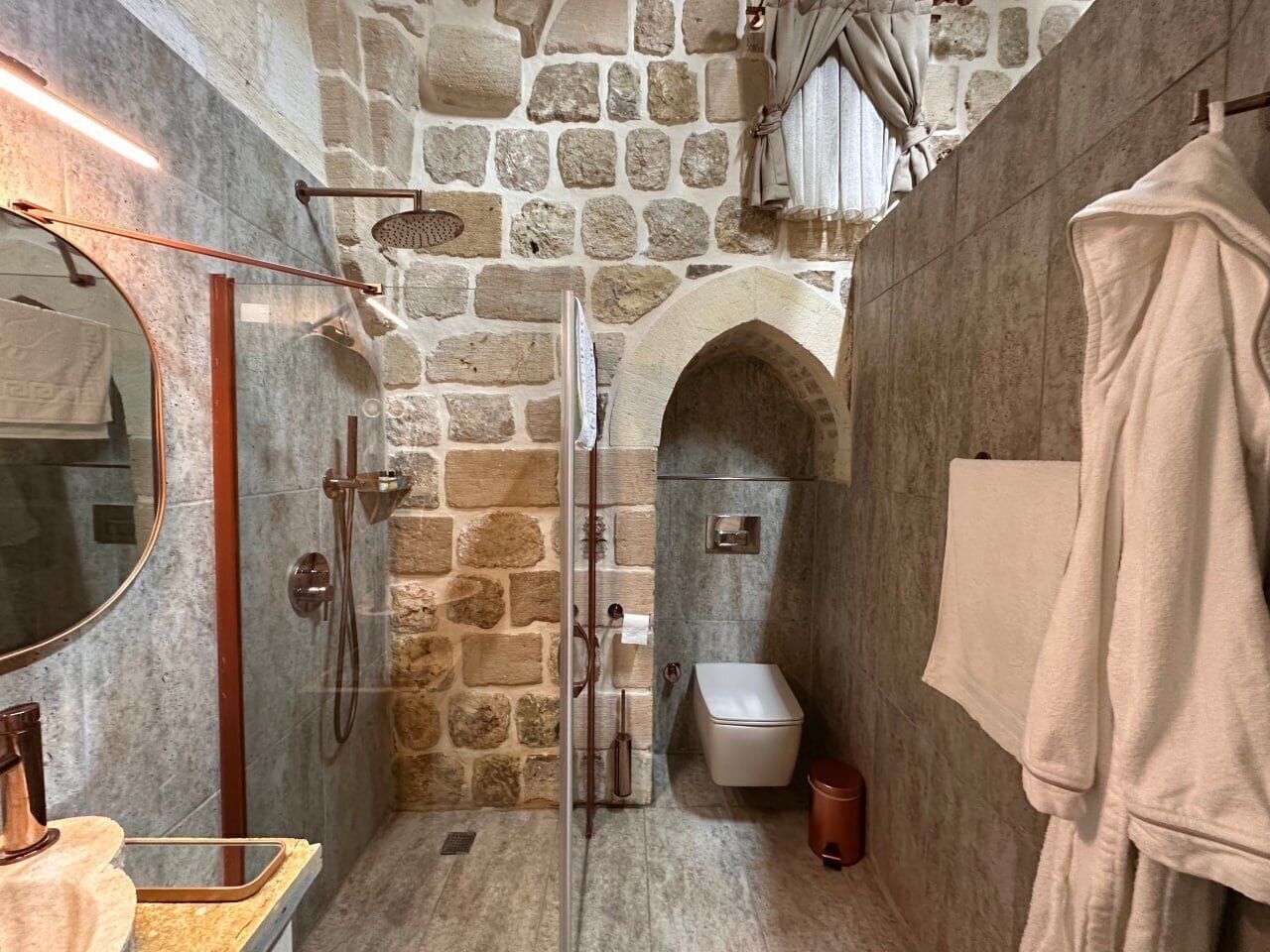 Kamar Double Standar (oda 202) | Kamar mandi | Shower, pancuran hujan, perlengkapan mandi gratis, dan pengering rambut