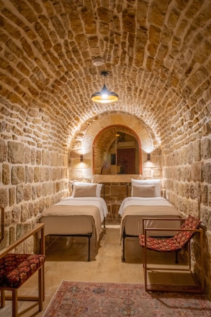 Standard Twin Room, Non Smoking (oda 102) | Memory foam beds, minibar, free WiFi, bed sheets