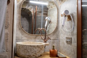 Elite Double Room (oda 204) | Bathroom | Shower, rainfall showerhead, free toiletries, hair dryer - Ana Talia House  (Mardin)