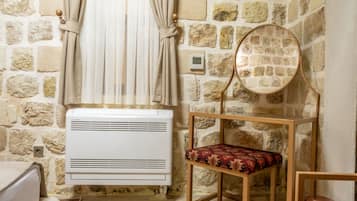 Colchones con efecto memoria, minibar, wifi gratis y ropa de cama