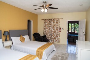 Basic Villa - Beach-Pool-Sun-family-6 bedroom getaway (Runaway Bay)