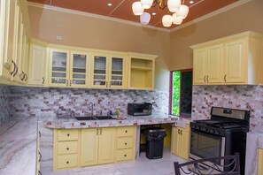 Basic-Villa | Eigene Küche | Mini-Kühlschrank, Hochstuhl, Kochgeschirr/Geschirr/Besteck