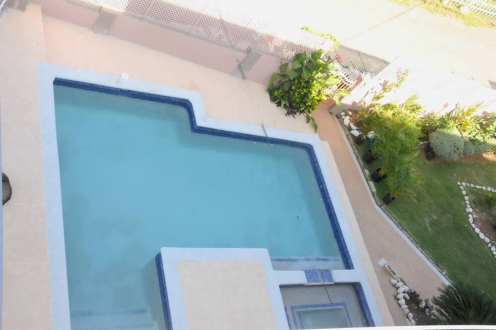Beach-Pool-Sun-family-6 bedroom getaway