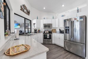 冷蔵庫、電子レンジ、オーブン、コンロ