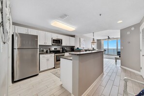 Refrigerador, microondas, horno y parrilla de estufa 