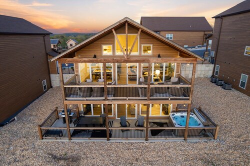Stunning Mountain Retreat with Lake View, Hot Tub & Free Tickets