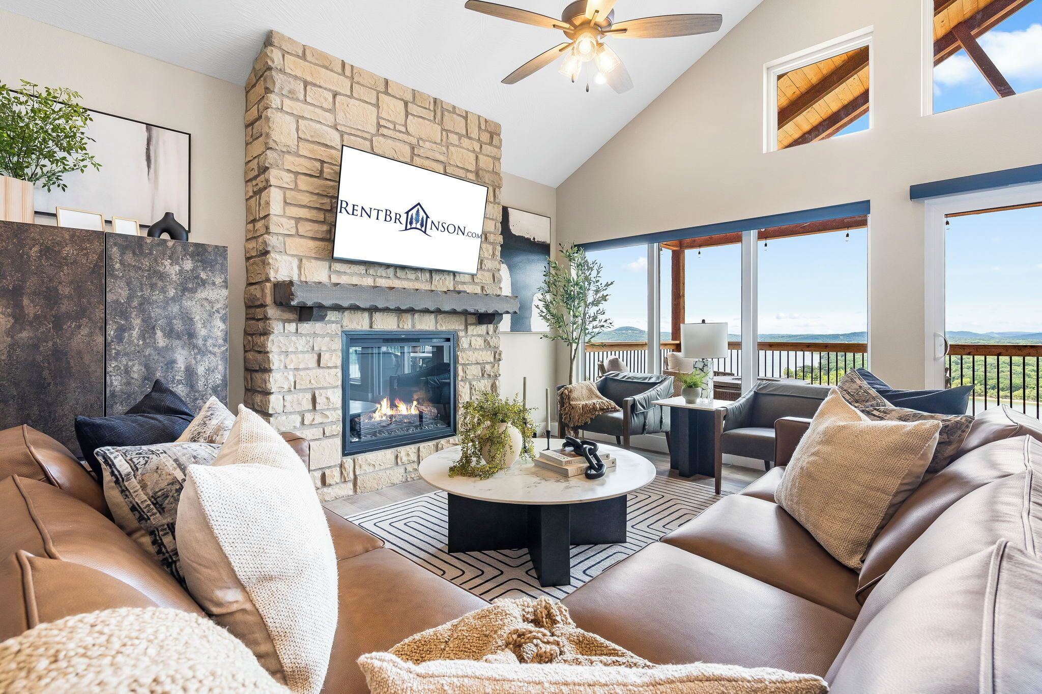 Télévision, cheminée, baby-foot, écrans d'ordinateur