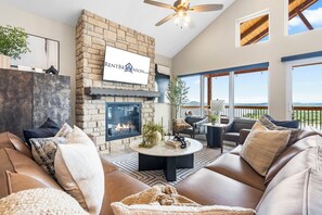 Televisión, chimenea, futbolito y monitor de computadora 