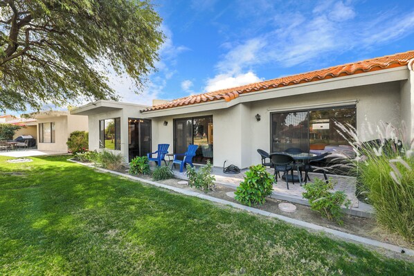 Outdoor dining - Bright, Airy & Stylish PD Condo (Palm Desert)