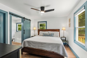 4 bedrooms, iron/ironing board, WiFi, bed sheets