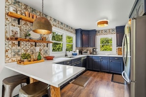 Coffee/tea maker, fridge, microwave, oven
