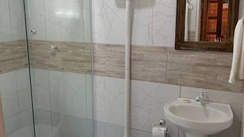 Suíte clássica | Banheiro | Chuveiro, toalhas de banho