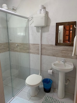 Classic Suite | Bathroom | Shower, towels - Pico da Tribo Pousada (Imbituba)