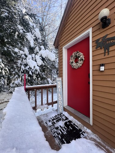 5 bdrm, 3 levels, 5 min Attitash Mt, 6 miles storyland, pool, a/c, grill