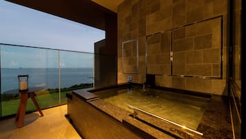 Superior-Zweibettzimmer, Balkon, Meerblick | Badezimmer | Regendusche, kostenlose Toilettenartikel, Haartrockner, Bademäntel