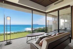 Habitación superior con 2 camas individuales, balcón, vista al océano | Vista a la playa o el mar