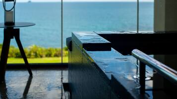 高級雙床房, 露台, 海景 | 浴室 | 雨淋花灑、免費梳洗用品、風筒、浴袍