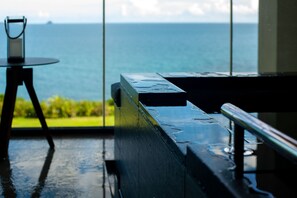 Habitación superior con 2 camas individuales, balcón, vista al océano | Baño | Regadera tipo lluvia, amenidades de baño gratuitas, secadora de cabello