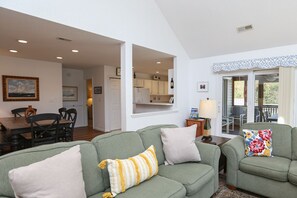 Televisión, chimenea, reproductor de DVD y futbolito 