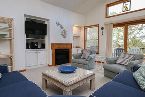 TV, fireplace, stereo - Banks Websight - Just a 3 minute walk from the OBX beach, your perfect vacation home awaits! (Duck)