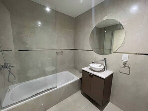 Apartment, Mehrere Schlafzimmer, barrierefrei, Raucher | Badezimmerausstattung