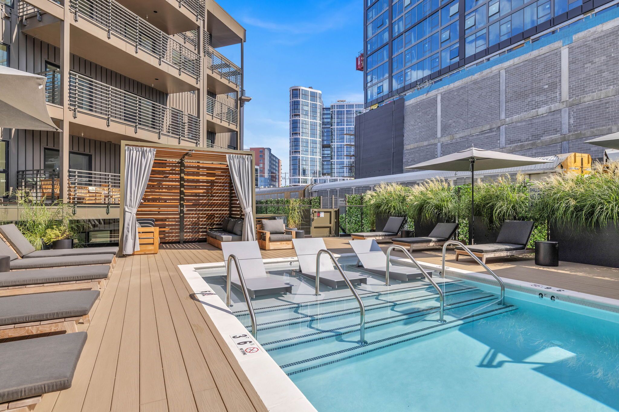 Hyve - Lively Luxe- Walk to Broadway - Pool & Gym!