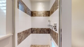 Dusche, Haartrockner, Handtücher