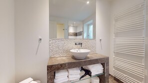 Dusche, Haartrockner, Handtücher