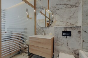 Douche, sèche-cheveux, serviettes fournies, savon