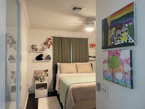 3 habitaciones, tabla de planchar con plancha, wifi y ropa de cama 