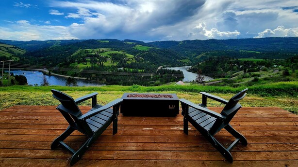 Property grounds - Grandview Getaway offers spectacular views overlooking the Clearwarter river. (Lenore)