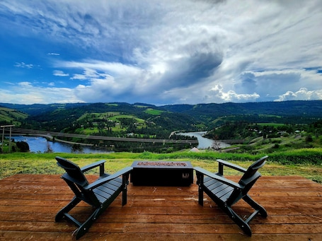 Property grounds. Grandview Getaway offers spectacular views overlooking the Clearwarter river.