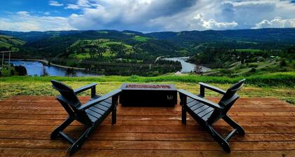 Grandview Getaway offers spectacular views overlooking the Clearwarter river.