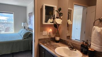 3 dormitoris, planxa i posts de planxar, wifi i roba de llit