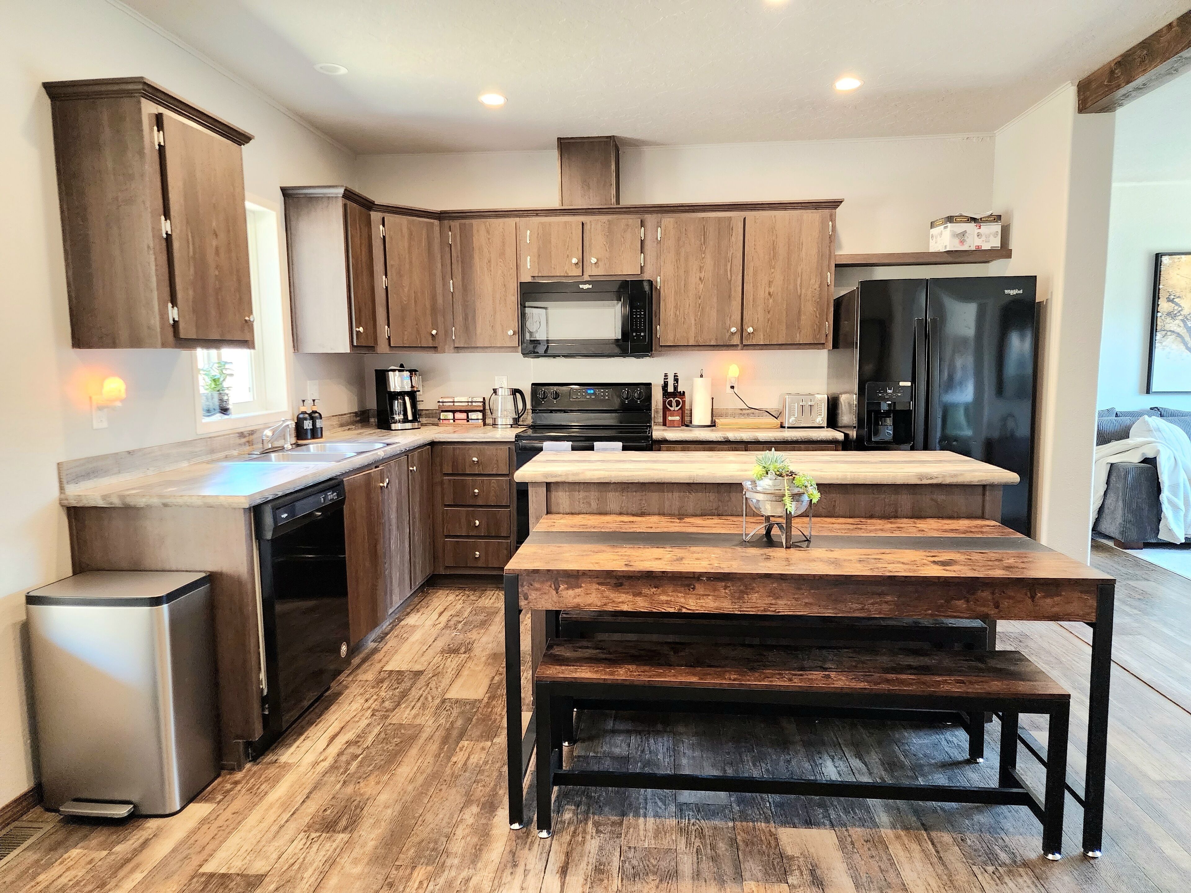 冷蔵庫、電子レンジ、オーブン、コンロ