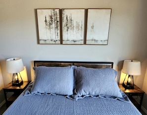 3 bedrooms, iron/ironing board, WiFi, bed sheets - Grandview Getaway offers spectacular views overlooking the Clearwarter river. (Lenore)