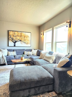Smart TV - Grandview Getaway offers spectacular views overlooking the Clearwarter river. (Lenore)
