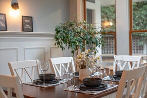 Dining - 1884 Modernized Home: Fire Pit, Tesla Tech, Near Downtown (San Luis Obispo)